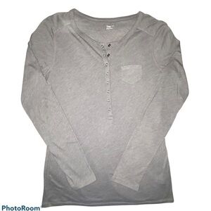 🎈$5 Find! GAP Grey tshirt. Long sleeve snap up front.